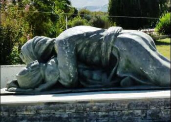 Halabja monument of a dead Kurdish man protecting his child during the poison gas attack by Saddam Hussein's forces in 1988 in Halabja, Iraqi Kurdistan