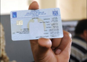 An electorate shows her electronic voter ID card in Baghdad, Iraq, 2014. Photo: Xinhua