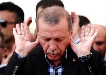 Erdogan praying at the Fatih Mosque in Istanbul