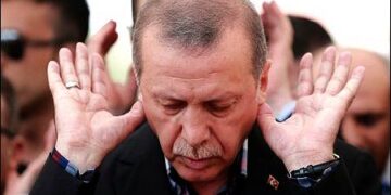 Erdogan praying at the Fatih Mosque in Istanbul