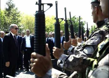 Turkish President Recep Tayyip Erdogan (L), reviews special forces at their headquarters in Ankara, 2017. Photo: AP
