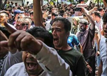 Iranian protesters chant slogans at the old grand bazaar in Tehran