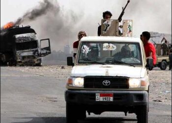 Southern Yemeni separatist fighters patrol a road during clashes with government forces in Aden, Yemen August 29, 2019. Photo: Reuters
