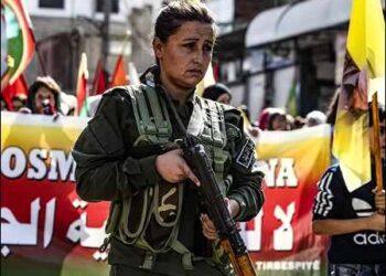A Kurdish female security members Asayish stands guard as Syrian Kurds protest Turkish threats to launch a military operation on their region, Al-Qahtaniyah, Hasaka Governorate, Jazeera Canton, Syrian Kurdistan (Rojava), October 7, 2019. Photo: AFP