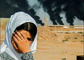Turkish attacks and invasion of Syrian Kurdistan. A Kurdish woman covers her face near Tel Tamr near the Syrian Kurdish town of Serêkaniyê (Ras al-Ain), Hasaka province  in Syrian Kurdistan (Roajav), October 16, 2019. Photo: AFP