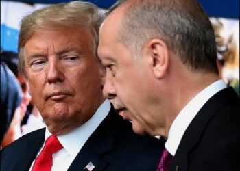 US President Donald Trump (L) talks to Turkey's President Recep Tayyip Erdogan (R) as they arrive for the NATO summit, at the NATO headquarters in Brussels, July 11, 2018. Photo: AFP