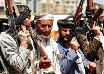 Houthi rebels hold up Kalashnikov assault rifles at meeting in capital Sanaa 2019, Photo: AFP