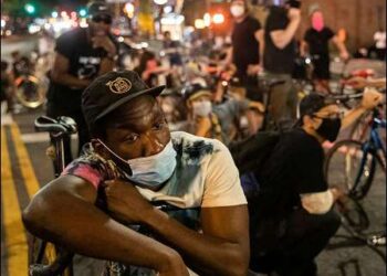 People participate in a protest against racial inequality in the aftermath of the death in Minneapolis police custody of George Floyd, in Brooklyn, New York, June 6, 2020. Photo: Reuters