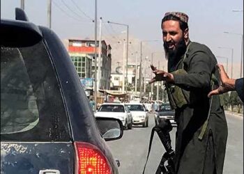 Taliban militants gesture as they check a vehicle on a street in Kabul, Afghanistan, August 16, 2021. Photo: Reuters