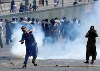 Supporters of Pakistan's former prime minister Imran Khan throw stones towards police during a protest against Khan's arrest, in Peshawar, Pakistan, May 10, 2023. Photo: Reuters