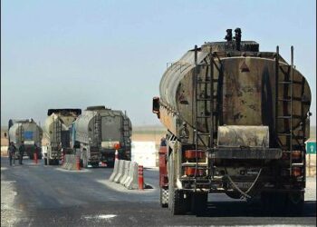 A convoy of oil trucks passes a Kurdish police (Assayish) checkpoint on a highway in Hasaka province, Syrian Kurdistan (Rojava), April 2018. Photo: AP