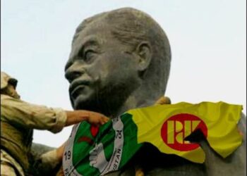 Statue of Saddam Hussein with PUK and KDP flags