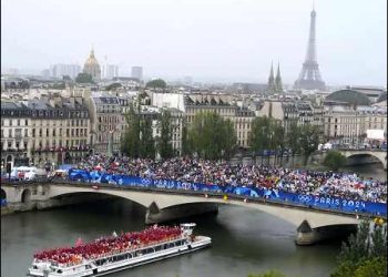 Athletes navigate the Seine River by boat during the opening ceremony of the 2024 Summer Olympics in Paris, France, on Friday, July 26, 2024. Photo: AP