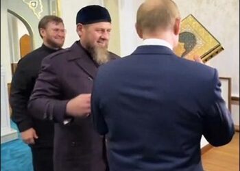 Putin kisses Islamic Quran during Chechnya visit