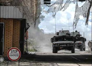 Ukrainian soldiers drive military vehicles near a border crossing with Russia in the Sumy region, Ukraine, on August 13, 2024, amid ongoing Russian attacks. Photo: Reuters