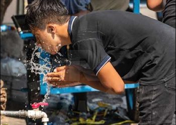 Amid soaring summer heat in Iraqi Kurdistan, a young guy cools off by splashing his face with public water in Erbil, 2024. Photo: Rudaw