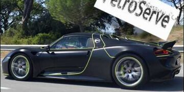 Idris Nechirvan Barzani rides a Porsche 918 Spyder supercar