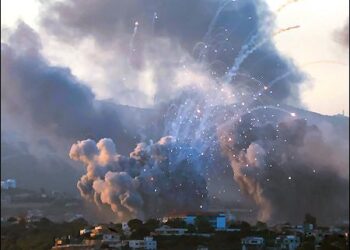 Smoke rises over southern Lebanon after Israeli airstrikes targeted Hezbollah positions, amid ongoing cross-border clashes between Hezbollah and Israeli forces, viewed from Tyre, southern Lebanon, on September 23, 2024. Photo: Reuters