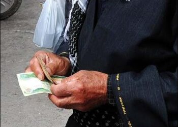 A Kurdish man counts money in Sulaimani, Iraqi Kurdistan, 2011. Photo credit: Dougjohnson's blog.