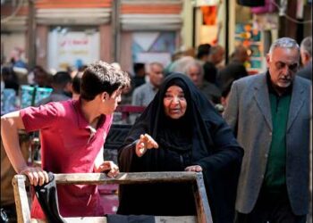 People shop at a market in Baghdad, Iraq, March. 7, 2024. Photo: AP