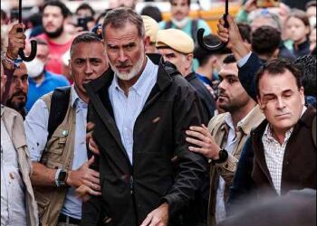People throw mud at Spain’s King Felipe (C), following heavy rains that caused floods, as he visits Paiporta near Valencia on November 3, 2024. Photo: EP/AP