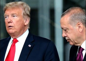 U.S. President Donald Trump (L) talks to Turkey’s President Recep Tayyip Erdogan as they arrive at NATO headquarters in Brussels, July 11, 2018. Photo: AFP
