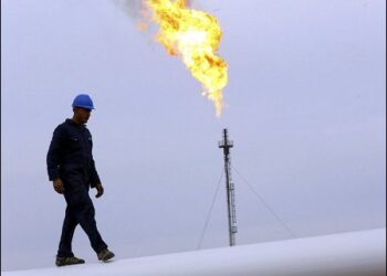 A worker walks on an oil pipeline at Khurmala oilfield on the outskirts of the city of Erbil, in Iraq's Kurdistan region, December 4, 2013. Photo: Reuters