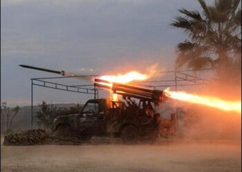 An Islamic jihadi militants from Hayat Tahrir al-Sham, formerly known as al-Nusra Front, fire a multi-barrel rocket launcher at Assad regime forces on the northern outskirts of Hama, a city in western-central Syria, on December 4, 2024. Photo: AFP