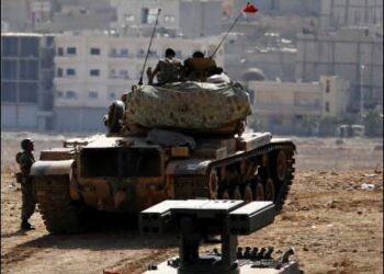 Turkish soldiers on a tank hold their position on a hilltop on the outskirts of Suruc, at the Turkey-Syria border, overlooking Kobani, Syrian Kurdistan, Rojava, October 9, 2014. Photo: AP