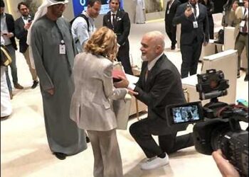 Albanian PM Rama, who is much taller than Meloni, went down on one knee to hand over the birthday present and sang "tanti auguri" (happy birthday), Abu Dhabi, UAE, January 15, 2025. Photo: Video/X