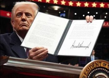 President Donald Trump signs an executive order as he attends an indoor Presidential Inauguration parade event at Capital One Arena, Monday, January 20, 2025, in Washington. Photo: AP