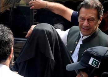 Former Pakistan PM (right) Imran Khan with his wife Bushra at court, 2023. Photo: AP