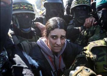 Hamas Islamist militants surround hostage Arbel Yehoud, held in Gaza since the deadly October 7 2023 attack, on the day they hand her to members of the International Committee of the Red Cross (ICRC) in Khan Younis in the southern Gaza Strip, January 30, 2025. Photo: Reuters