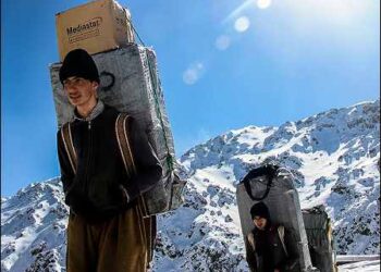 Iranian Kurdish cross-border porters known as kolbars snow mountains
