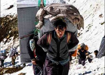 Iranian Kurdish cross-border porters known as kolbars snow mountains