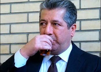 Masrour Barzani drinks tea