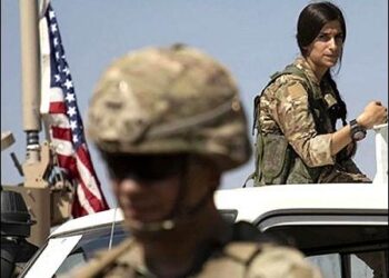 A U.S. soldier alongside a Kurdish female fighter from the SDF/YPG/YPJ forces in Syrian Kurdistan, Rojava, 2023. Photo: AFP