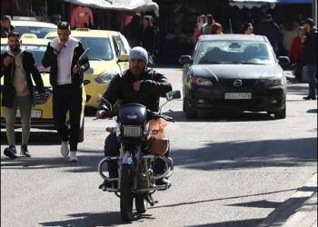 Cars drive and people walk along a street in the Druze-majority city Suwayda, Syria, February 25, 2025. Photo: Reuters