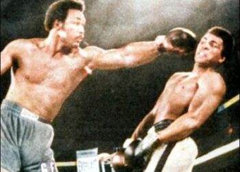 Muhammad Ali (born Cassius Marcellus Clay Jr.) uses the rope-a-dope technique to evade George Foreman’s formidable power. Ali then rocks Foreman with a hard right during their heavyweight title bout on October 29, 1974, in Kinshasa, Zaire. He went on to knock Foreman out in the 8th round, reclaiming the heavyweight crown. Photo: Creative Commons/wikimedia/colorized by iKurd.net