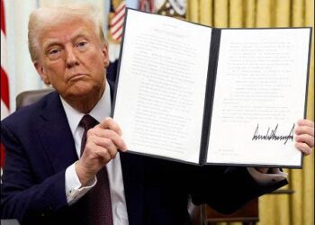 US President Donald Trump signs an executive order, January 20, 2025. Photo: Reuters