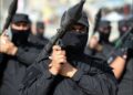 Iraqi Shiite fighters parade with their weapons on June 21, 2014, Baghdad. Photo: AFP