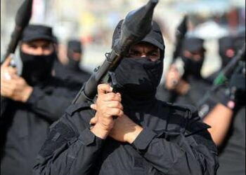 Iraqi Shiite fighters parade with their weapons on June 21, 2014, Baghdad. Photo: AFP
