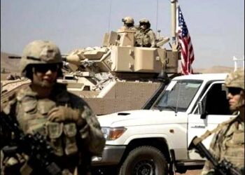 U.S. soldiers alongside a Kurdish female fighter from the SDF/YPG/YPJ forces in Syrian Kurdistan, Rojava, 2023. Photo: AFP