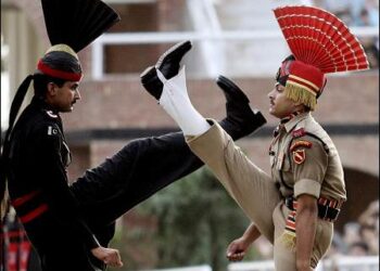 An Indian Border Security Force soldier, right, and Pakistani Ranger soldier conduct an elaborate march during the daily flag ceremony at the Wagah border post, 2024. Photo: AP