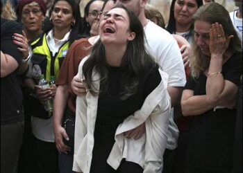 Israeli mourners react during the funeral of Tzeela Gez, 37, an Israeli who was on her way to have her baby delivered when she was shot and killed by a Palestinian gunman in West Bank, at Givat Shaul cemetery in Jerusalem, Israel, May 15, 2025. Photo: AP