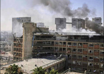 Smokes raises from a building of the Soroka hospital complex after it was hit by a missile fired from Iran in Be’er Sheva, Israel, June 19, 2025. Photo: AP