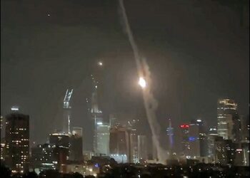 Israeli missiles intercept Iranian missiles over Tel Aviv, Israel, on June 13, 2025. Photo: AP video