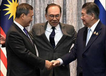Cambodia’s Prime Minister Hun Manet (left) and Thailand’s acting Prime Minister Phumtham Wechayachai (right), shake hands as Malaysia’s Prime Minister Anwar Ibrahim gestures after talks in Putrajaya, Malaysia, July 28, 2025. Photo: Pool/via AP