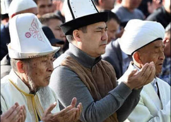 President Sadyr Japarov of Kyrgyzstan (center) joins fellow Muslims in prayer, 2022. Photo: Japarov's X