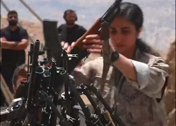 A PKK female fighter lay down her weapon at the disarming ceremony in Sulaimani, Iraqi Kurdistan, July 11, 2025. Photo: Video/ANF